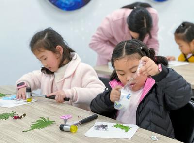 市科技馆开展“大手牵小手、共创自然美”手工制作志愿服务活动